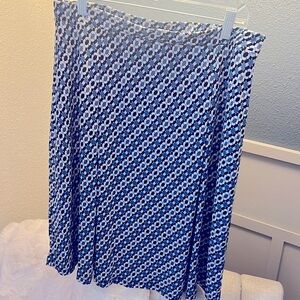 Women’s GILLI slinky and stretchy skirt with elastic waistband.  Size L.